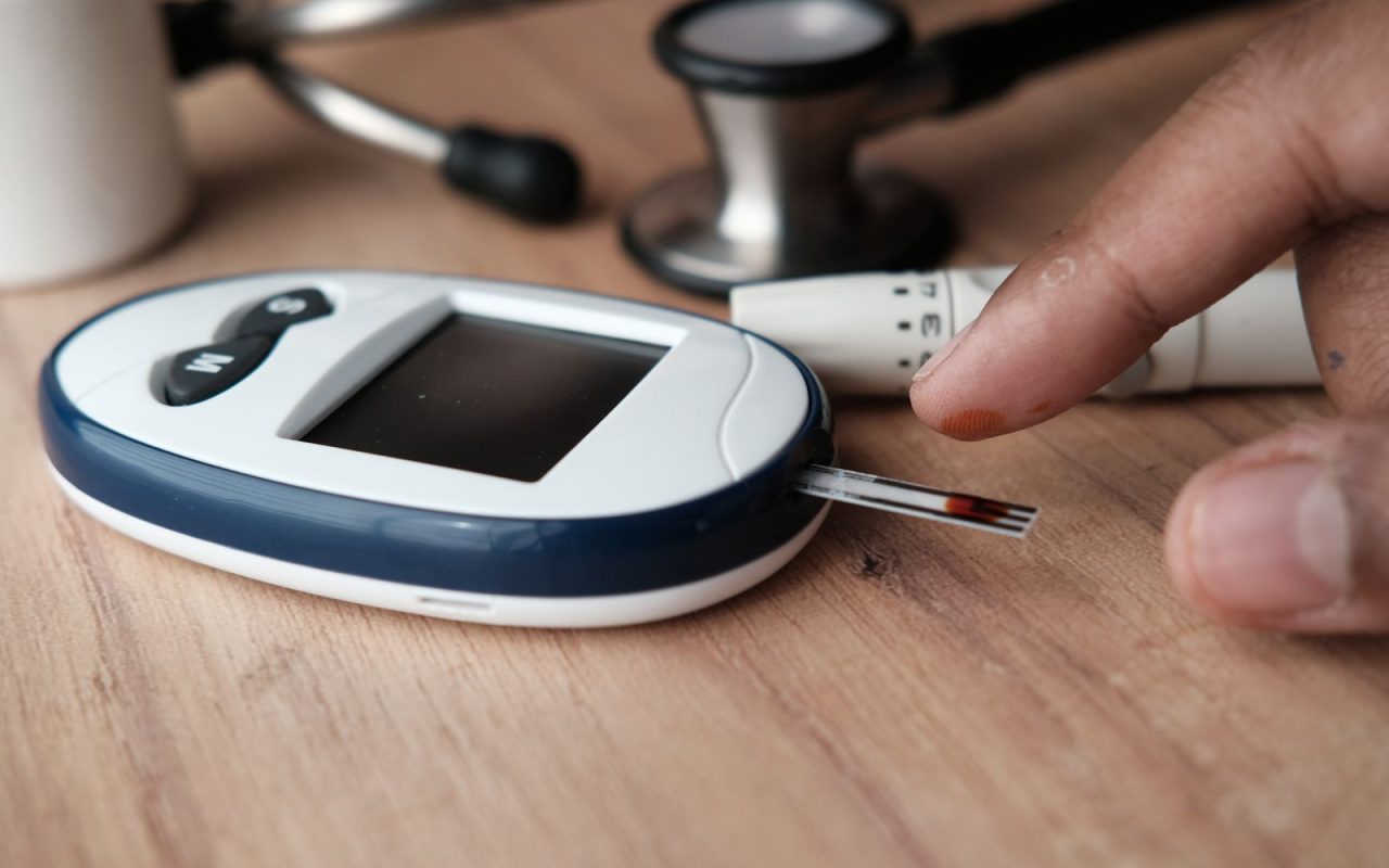 Blood glucose meter and finger-pricking device